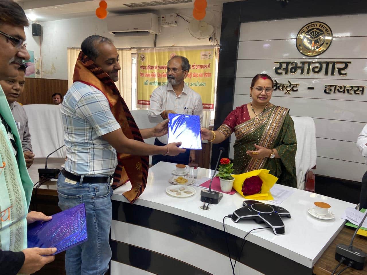 टीबी रोगियों की सेवा के लिए स्वापो पदाधिकारी को सम्मानित करतीं विधायक। स्रोत : स्वयं