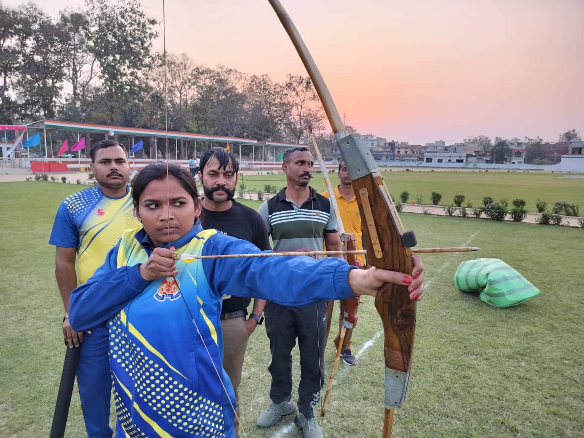 तीरंदाजी प्रतियोगिता में निशाना लगाती महिला पुलिसकर्मी।