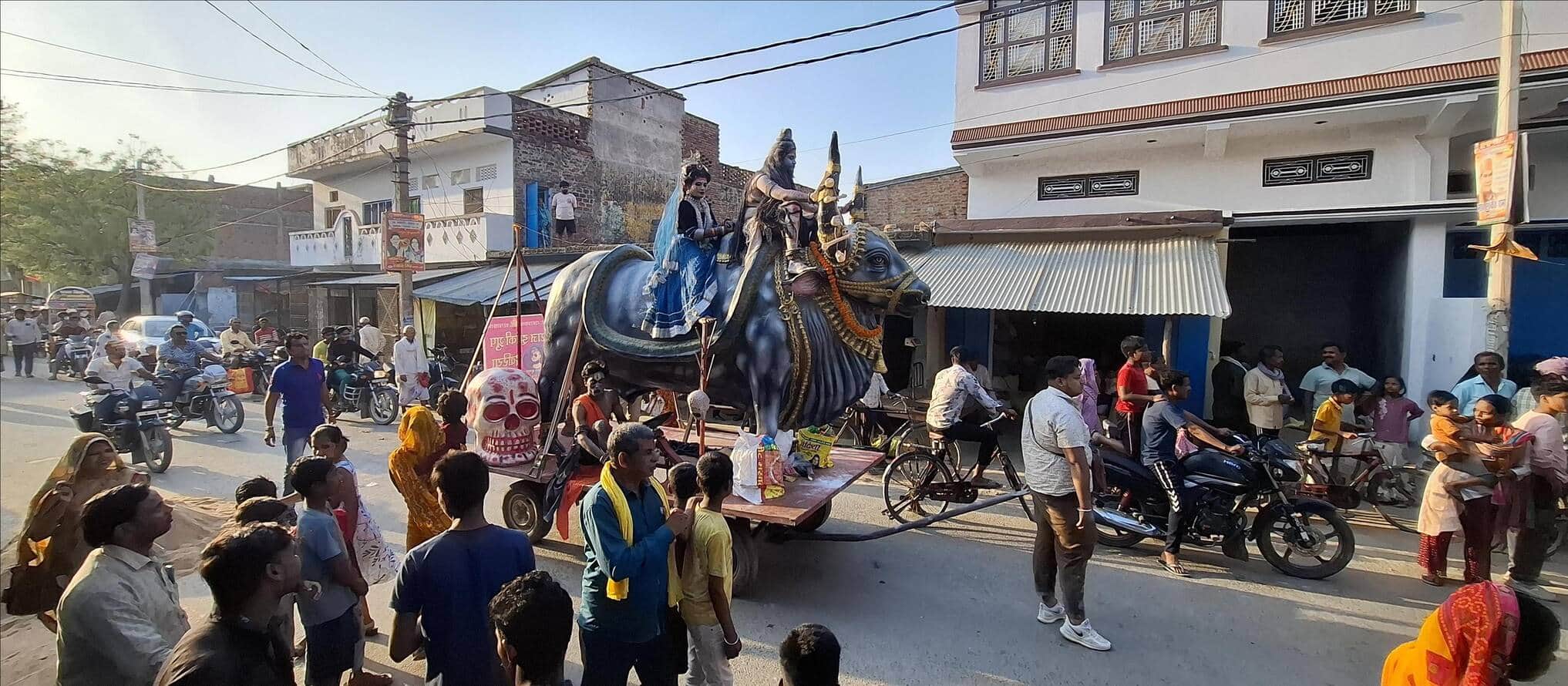 दुबारी कस्बा स्थित शिव मंदिर परिसर से चैत्र नवरात्र में निकली श्रीराम-जानकी शोभायात्रा में शामि