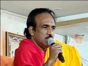 दोहरीघाट के मातेश्वरी धाम में नवरात्र में आयोजित कार्यक्रम में लोगों को संबोधियत करते सद्गुरु 