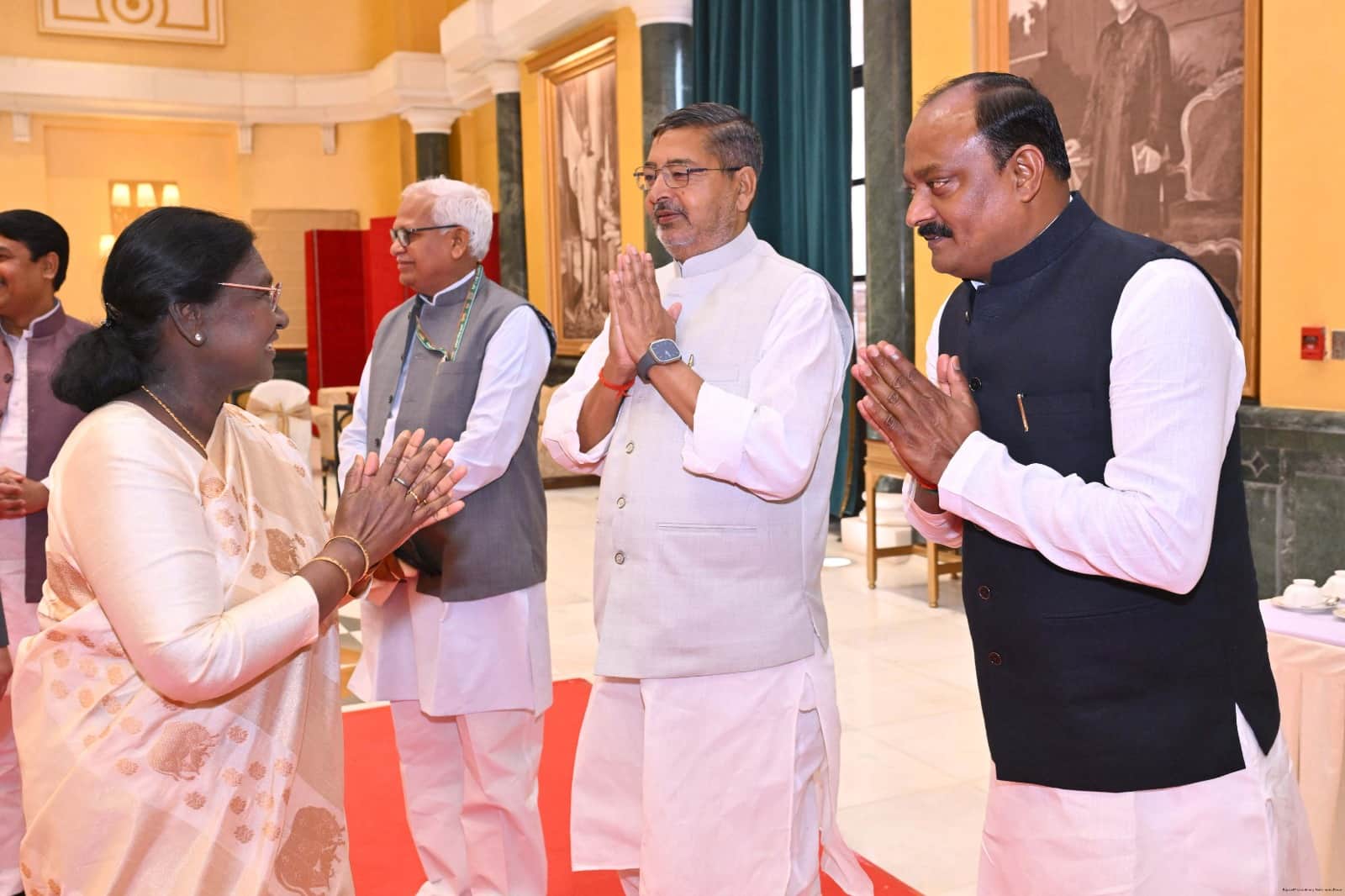 दिल्ली में राष्ट्रपति से मुलाकात करते चंदौली केसपा सांसद वीरेंद्र सिंह। स्रोत: जागरूक पाठक