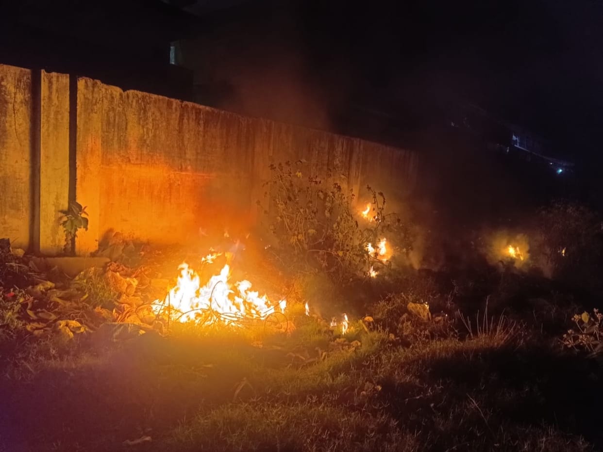 Fire breaks out in garbage near Firozabad-Makkhanpur railway line