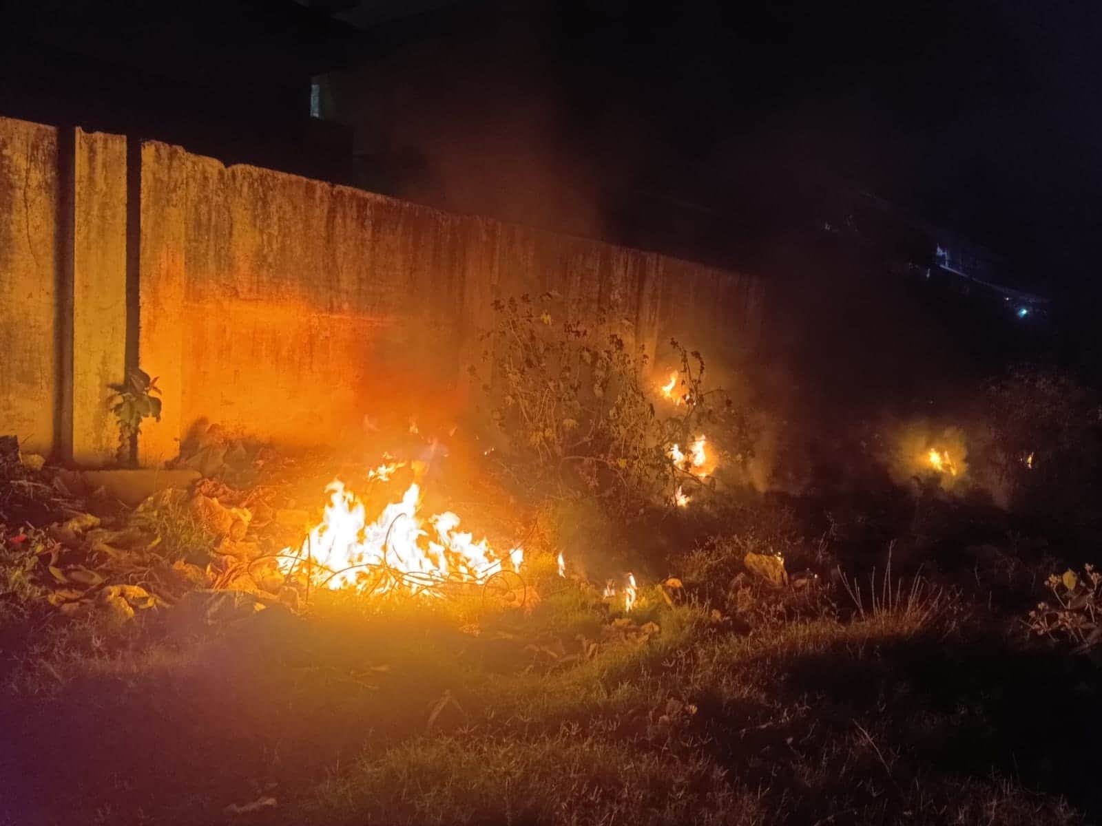 देररात कचरा में लगी भीषण आग। विभाग स्रोत