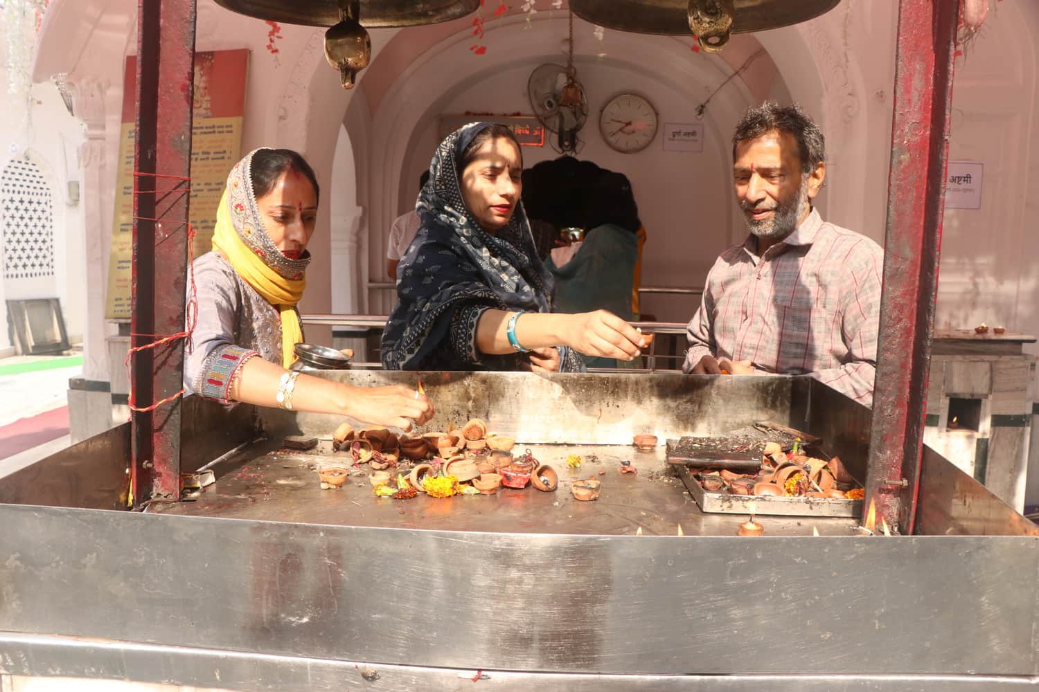 देवी भवन मंदिर में दीपदान करते श्रद्धालु। संवाद