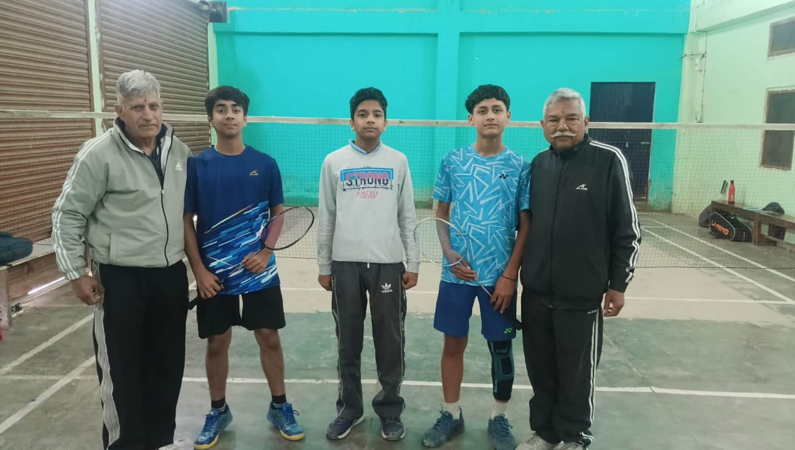 धर्मपुर में आयोजित बैडमिंटन प्रतियोगिता के दौरान मौजूद खिलाड़ी। संवाद