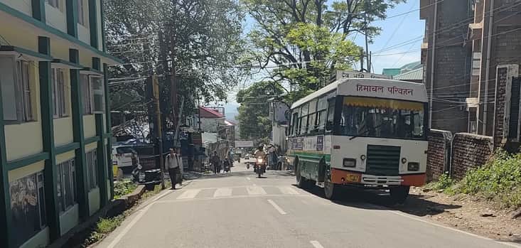 धर्मशाला के सिविल बाजार में खराब हुई एचआरटीसी की बस। अमर उजाला