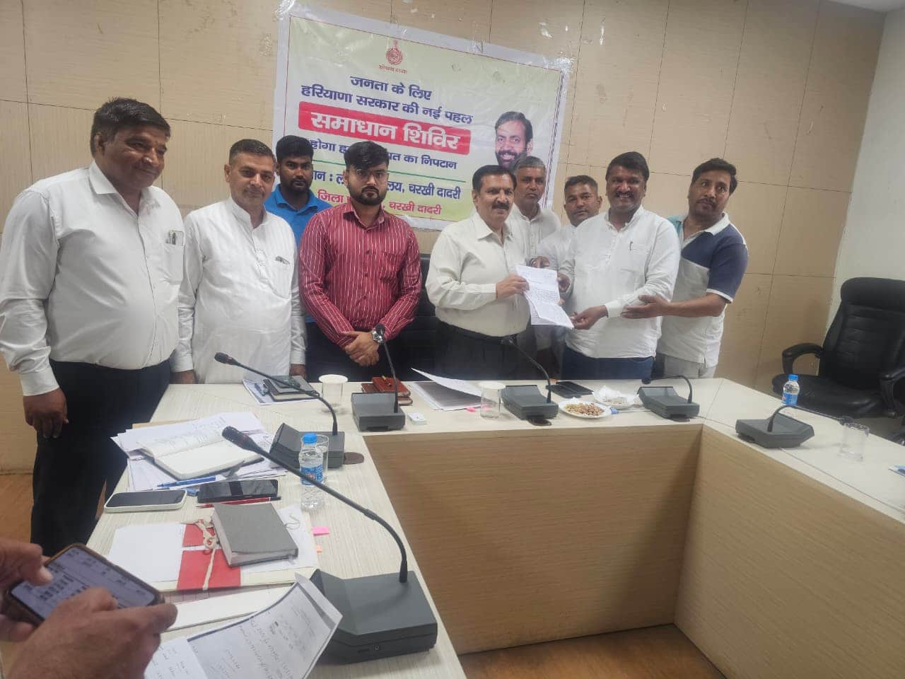 उपायुक्त को सीएम के नाम ज्ञापन सौंपते हुए आढ़ती एसोसिएशन के पदाधिकारी। 