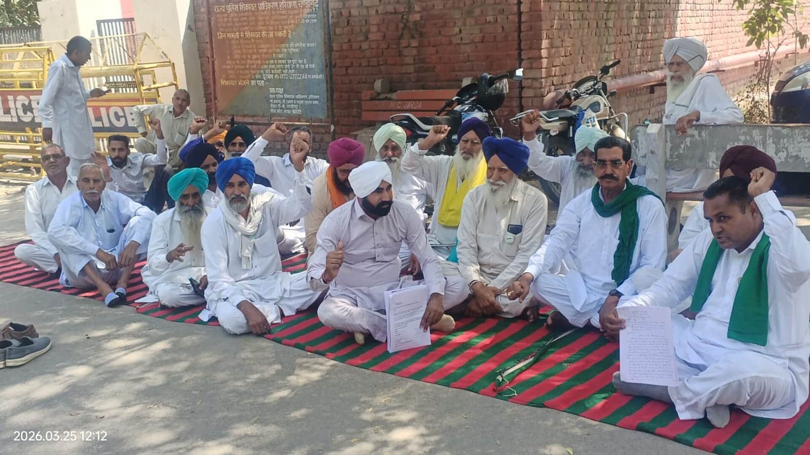 उपायुक्त कार्यालय के बाहर प्रदर्शन करते हुए किसान नेता। संवाद