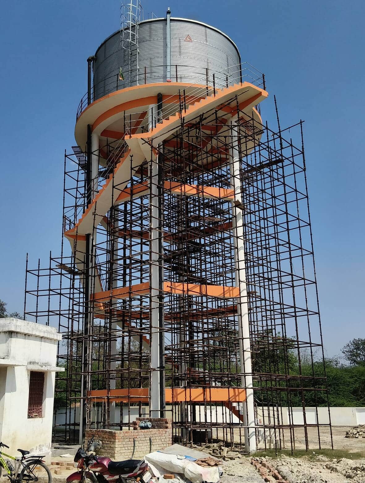 ऊंचाहार में निर्माणाधीन पानी की टंकी।