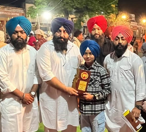  विजेता प्रतिभागी युवराज को सम्मानित करते नवतेज सिंह बैंस। आयोजक