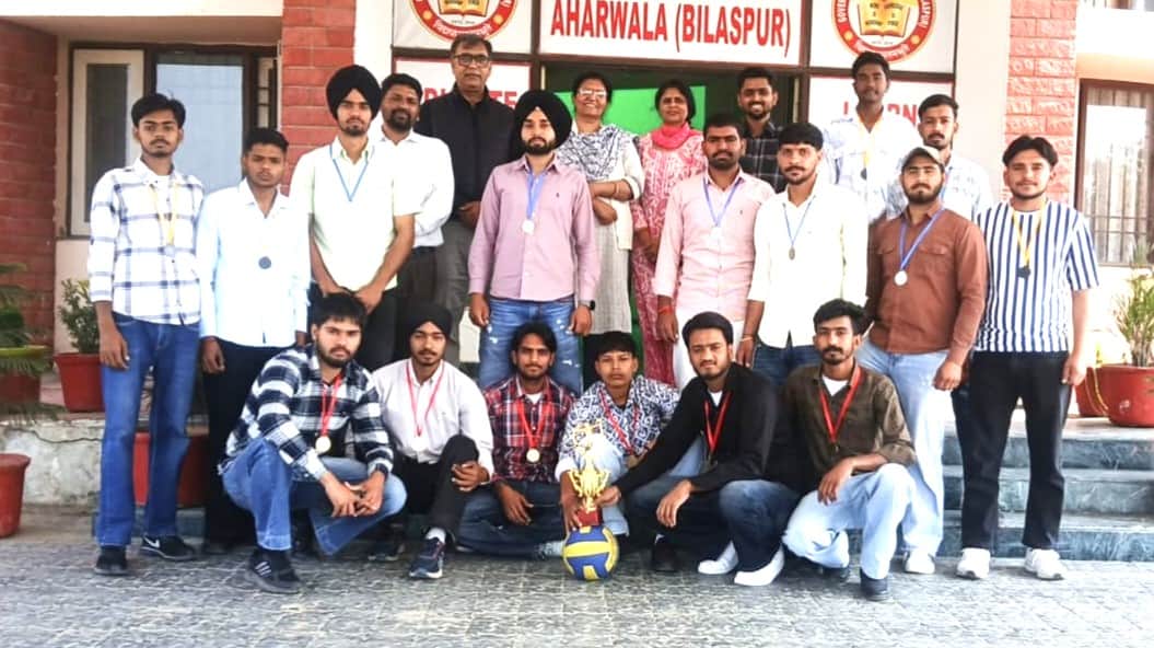 वॉलीबॉल प्रतियोगिता की विजेता टीम के साथ आयोजक। संस्थान