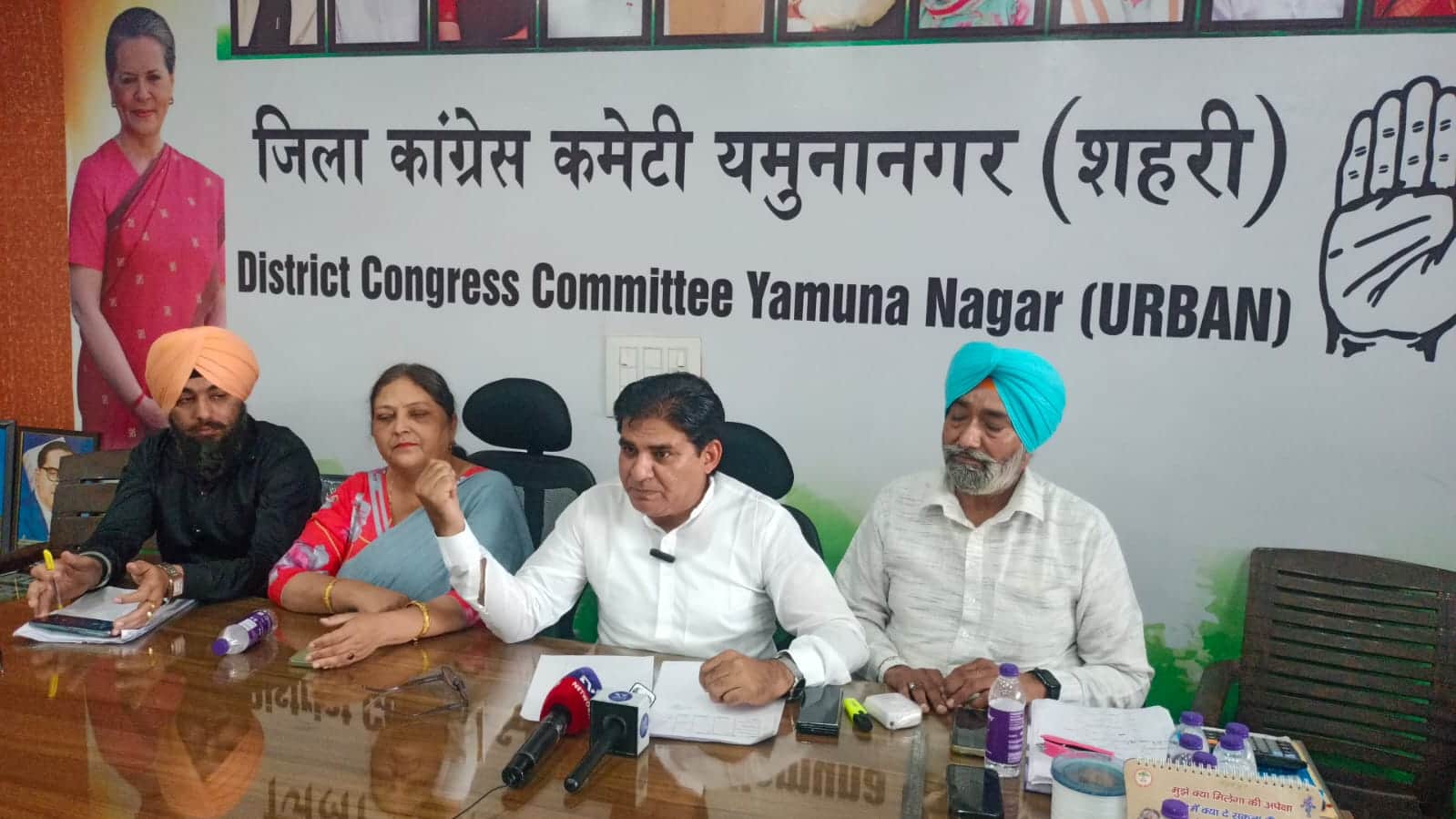 वार्ता करते कांग्रेस के शहर जिला अध्यक्ष देवेंद्र सिंह व अन्य। संवाद