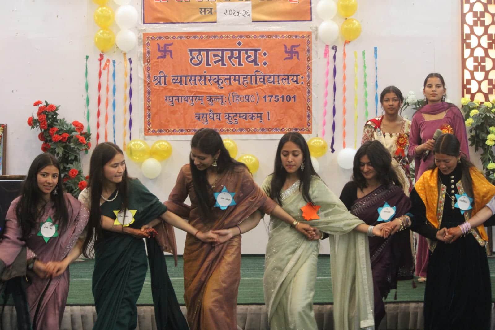 व्सास संस्कृत कॉलेज में विदाई समारोह में नाटी डालती छात्राएं।