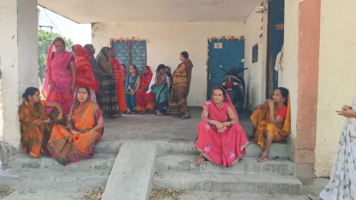 Women troubled by waterlogging surrounded the MLA