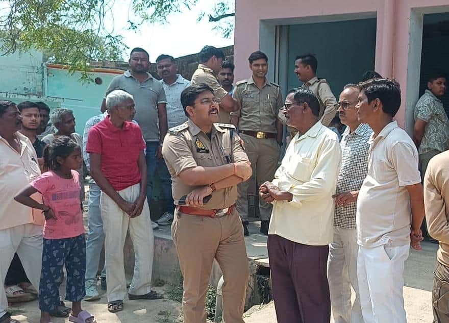 विवाहिता की मौत के बाद जांच करती पुलिस।