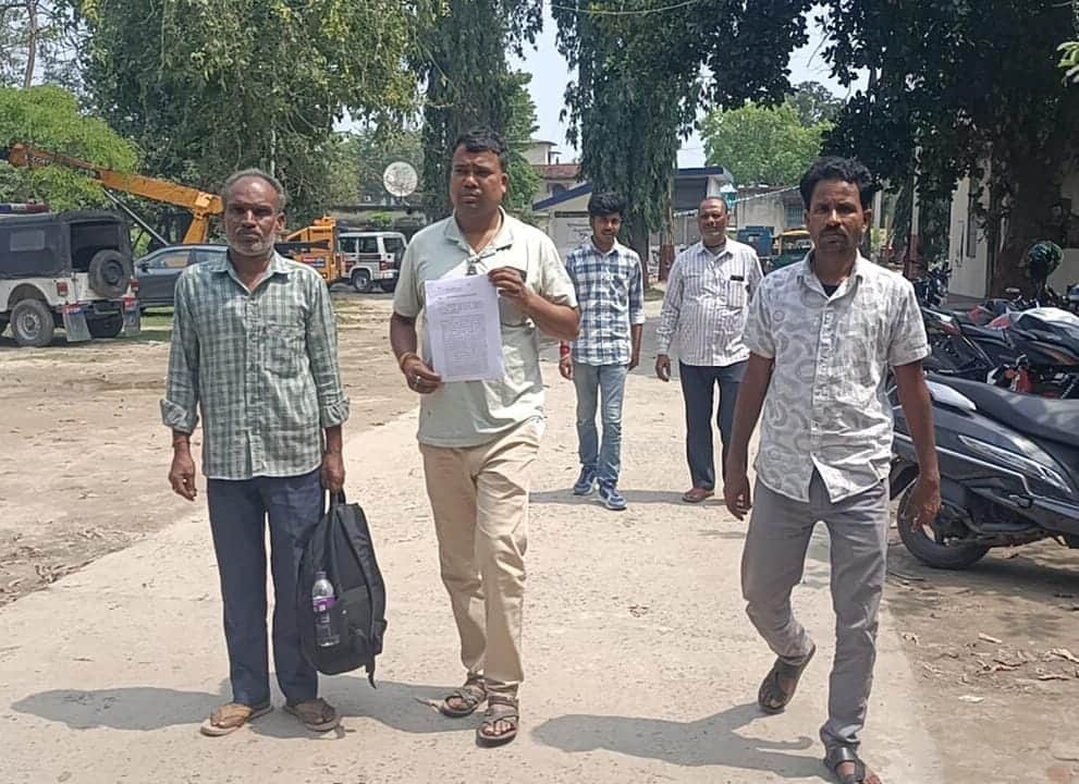 व्यापारी के परिजन ने थाने मे दिया आवेदन