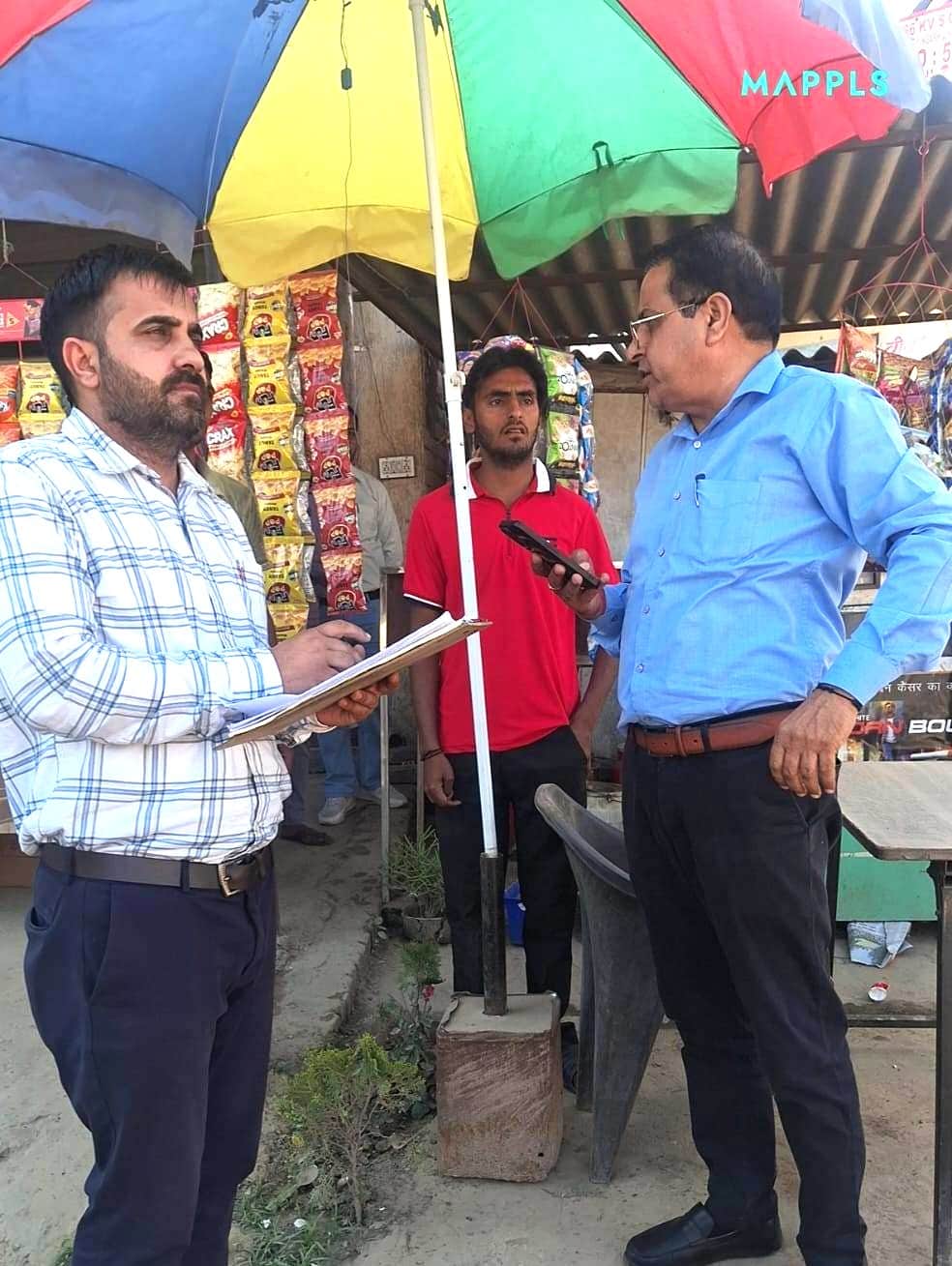 व्यासपुर में दुकान पर सिलिंडरों की जांच करने पहुंचे अधिकारी। डीआईपीआरओ