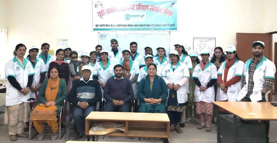 यूको आरसेटी सोलन में आयोजित शिविर के समापन मौके पर मौजूद प्रतिभागी व अन्य। स्रोत यूकोआरसेटी