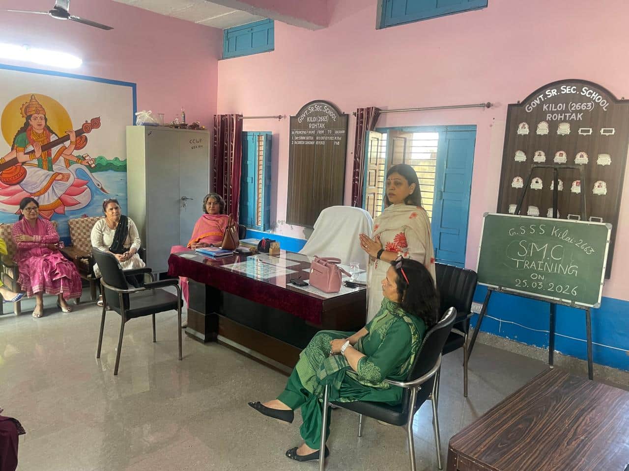 06-रोहतक के राजकीय वरिष्ठ माध्यमिक विद्यालय किलोई में अभिभावक-अध्यापक बैठक में मौजूद अधिकारी।