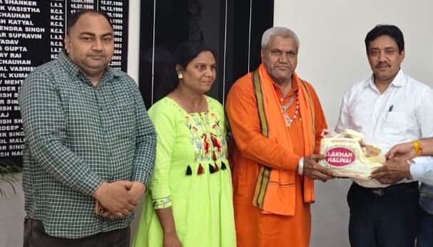 14-एसडीएम आशीष कुमार को आमंत्रित करने पहुंचे प्राचीन श्री शीतला माता मंदिर के महंत थानेश्वर दास