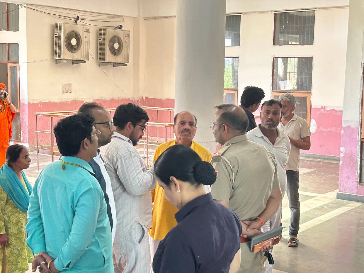 Bodies of a young man and woman living in a live-in relationship found in a beauty parlor in Kolkata