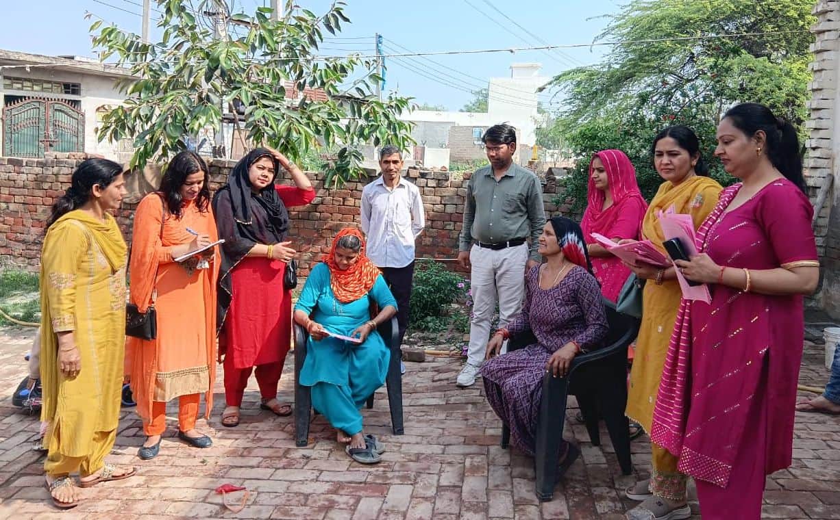 25जेएनडी05: ग्रामीणों को स्कूल के बारे में बताते हुए राजकीय वरिष्ठ माध्यमिक विद्यालय के स्टाफ स