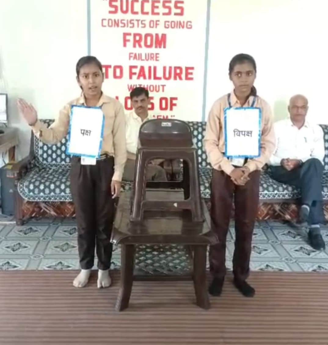 25जेएनडी17: विजेता छात्राओं को सम्मानित करते स्कूली स्टाफ। स्रोत ग्रामीण