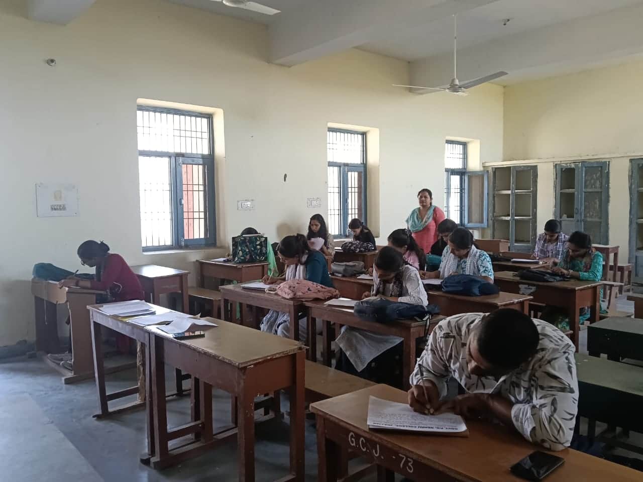 25jjrp03- राजकीय स्नातकोत्तर नेहरू महाविद्यालय में आयोजित निबंध प्रतियोगिता में भाग लेते विद्या