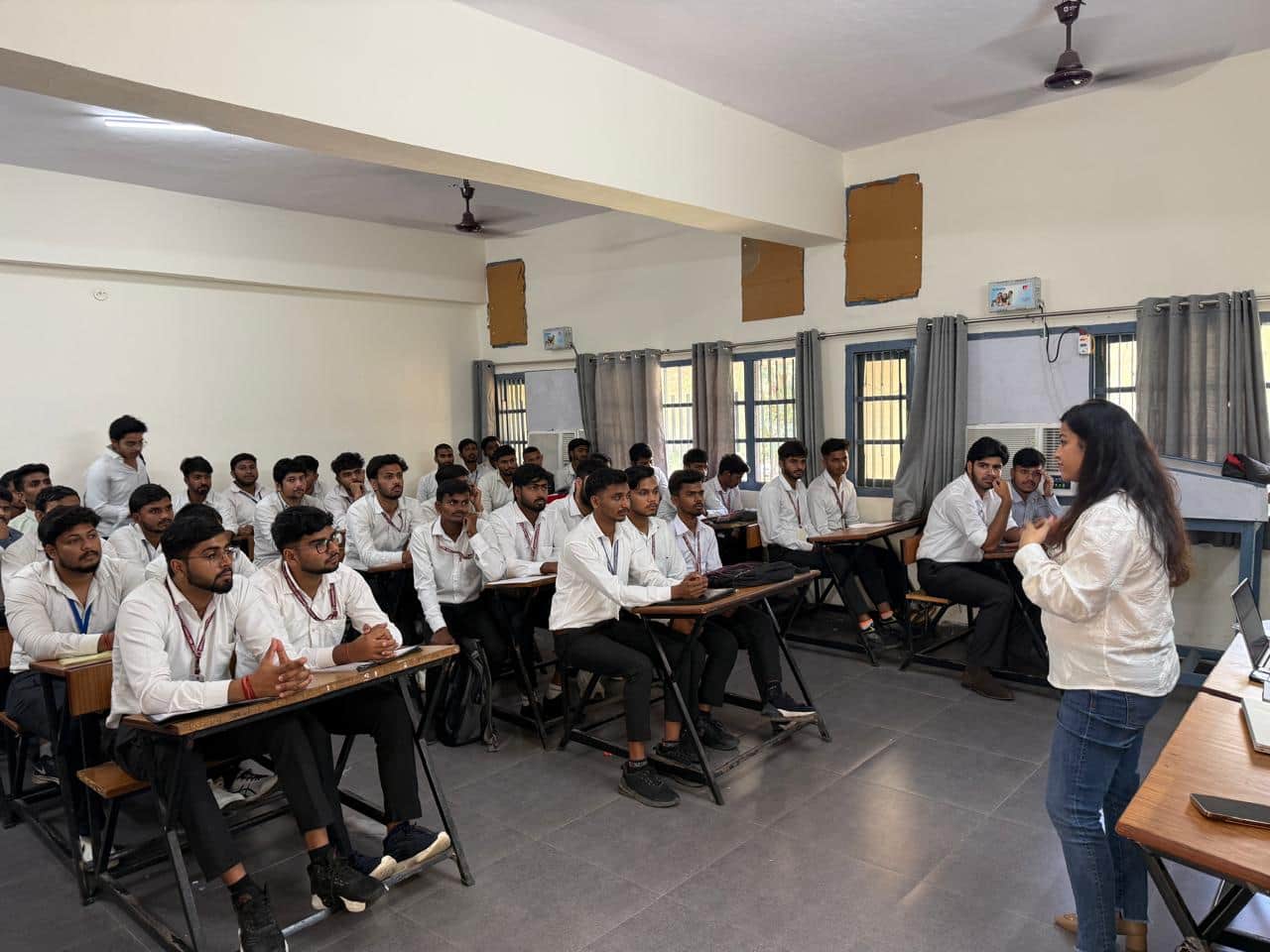 25jjrp05- गुरु गोरखनाथ जी राजकीय बहुतकनीकी संस्थान में आयोजित जॉब मेले में विद्यार्थियों को सं