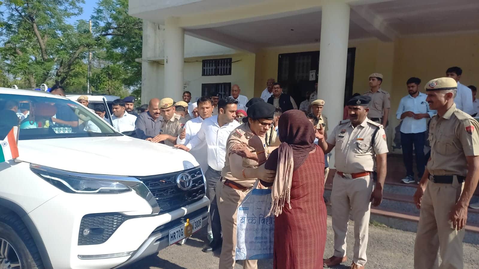 25jjrp15- संवाद भवन के बाहर कृषि मंत्री की गाड़ी के आगे खड़ी महिला को हटाती महिला थाना प्रभारी