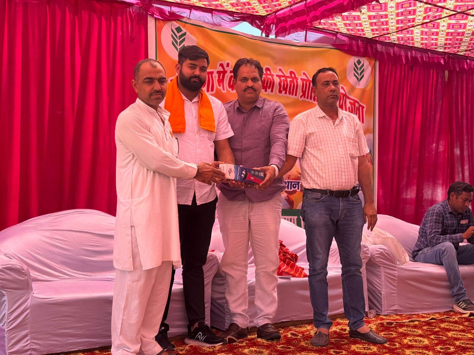 25jjrp16- गांव सासरौली में आयोजित जिला स्तरीय कपास मेले में किसानों को सम्मानित करते अतिथि। स्