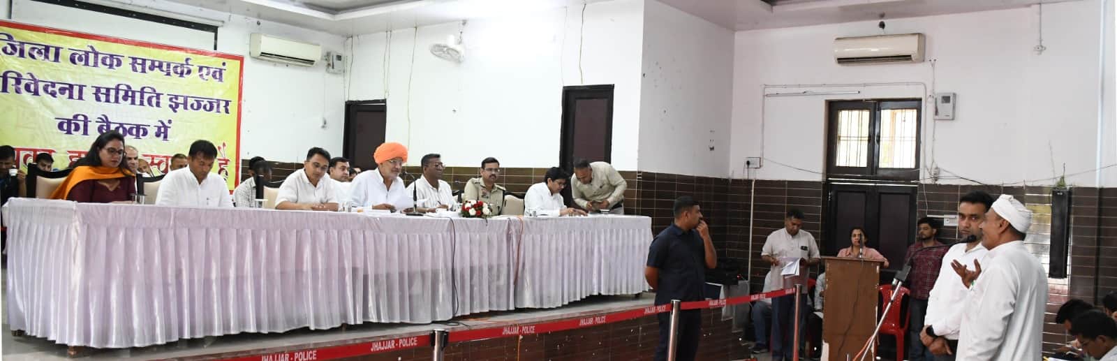 25jjrp18- संवाद भवन में आयोजित बैठक में शिकायत सुनते कृषि मंत्री श्याम सिंह राणा। स्रोत-प्रचा