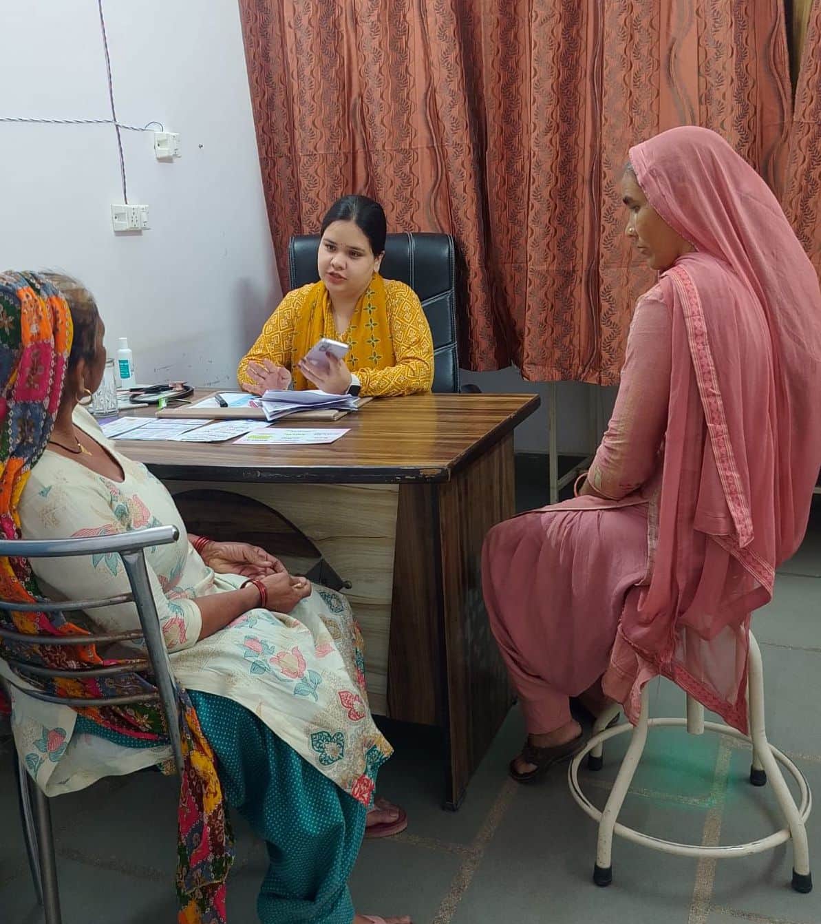 26जेएनडी13: डॉ गरिमा शर्मा से जानकारी लेते हुए मरीज। स्रोत संस्था।