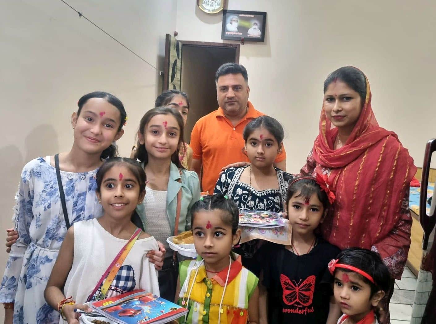 26जेएनडी18: कन्या पूजन के बाद कन्याओं को दिए उपहार के साथ श्रद्धालु। स्रोत श्रद्धालु