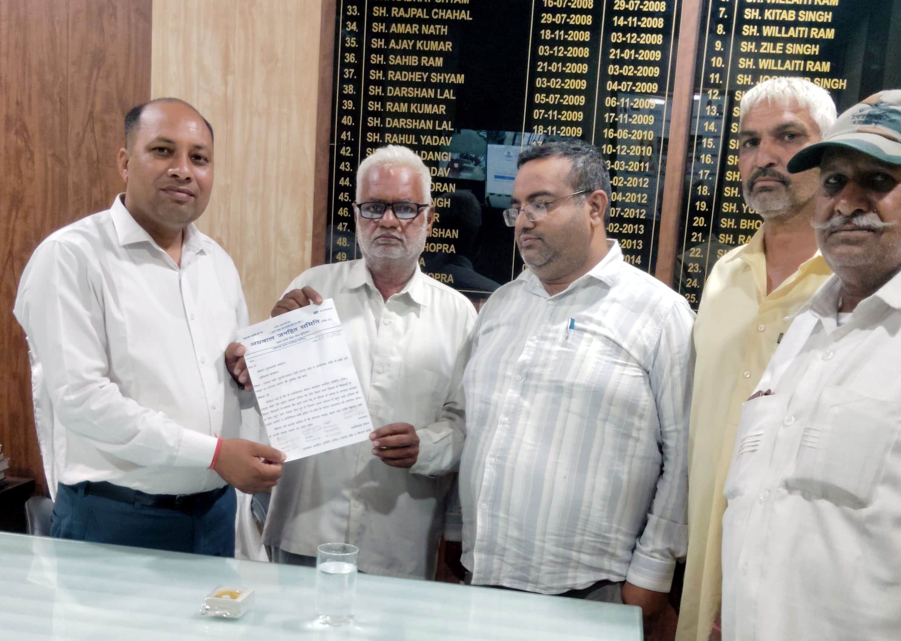 26जेएनडी19: मार्केट कमेटी चेयरमैन सुरेंद्र खरकभूरा को ज्ञापन सौंपते हुए रामनिवास करसिंधु। स्रोत