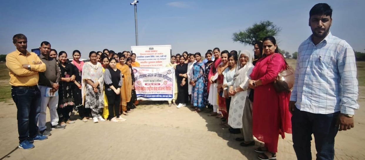 Volunteers made an educational tour of the historical site Rakhigarhi.