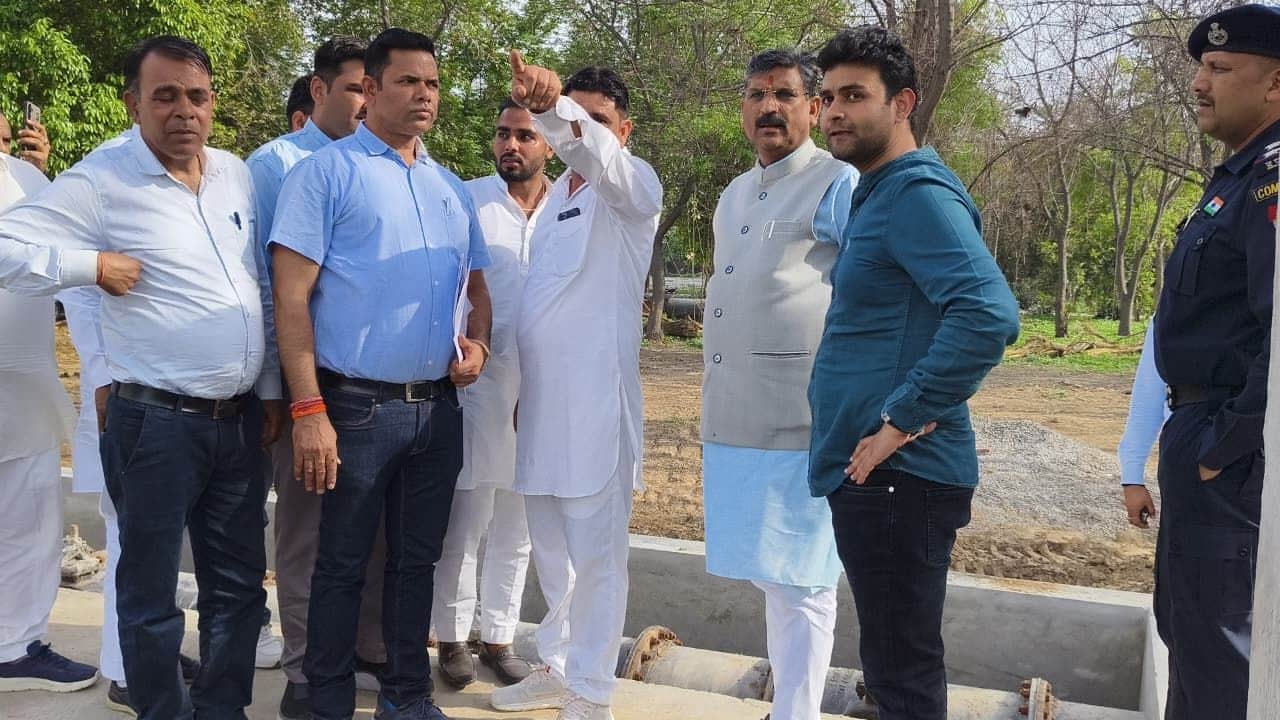 26जेएनडी26-एसटीपी का निरीक्षण करते हुए मंत्री कृष्ण बेदी। स्रोत प्रशासन