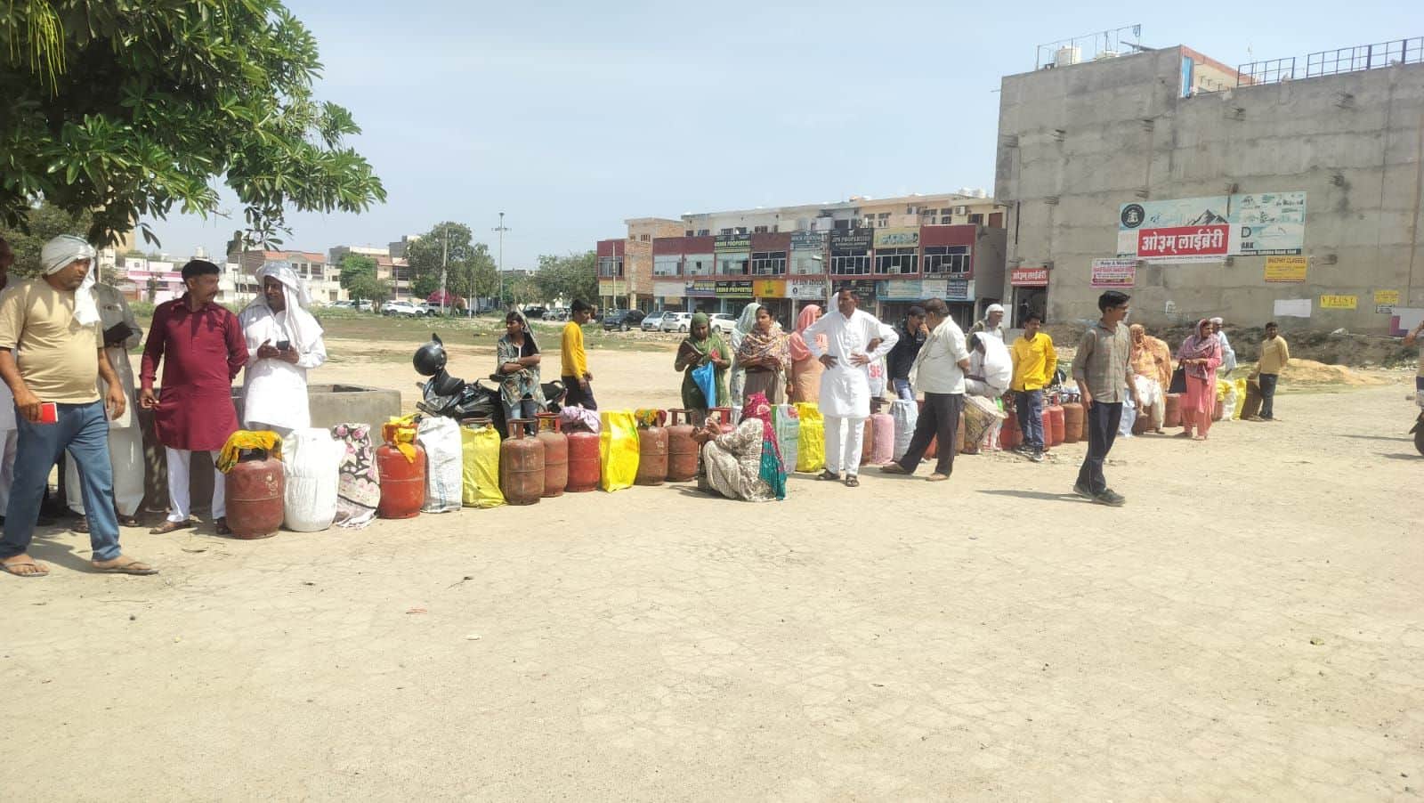 26जेएनडी27: शहर के हुडा ग्राउंड में गैस सिलिंडर के लिए लगी उपभोक्ताओं की लाइन। संवाद