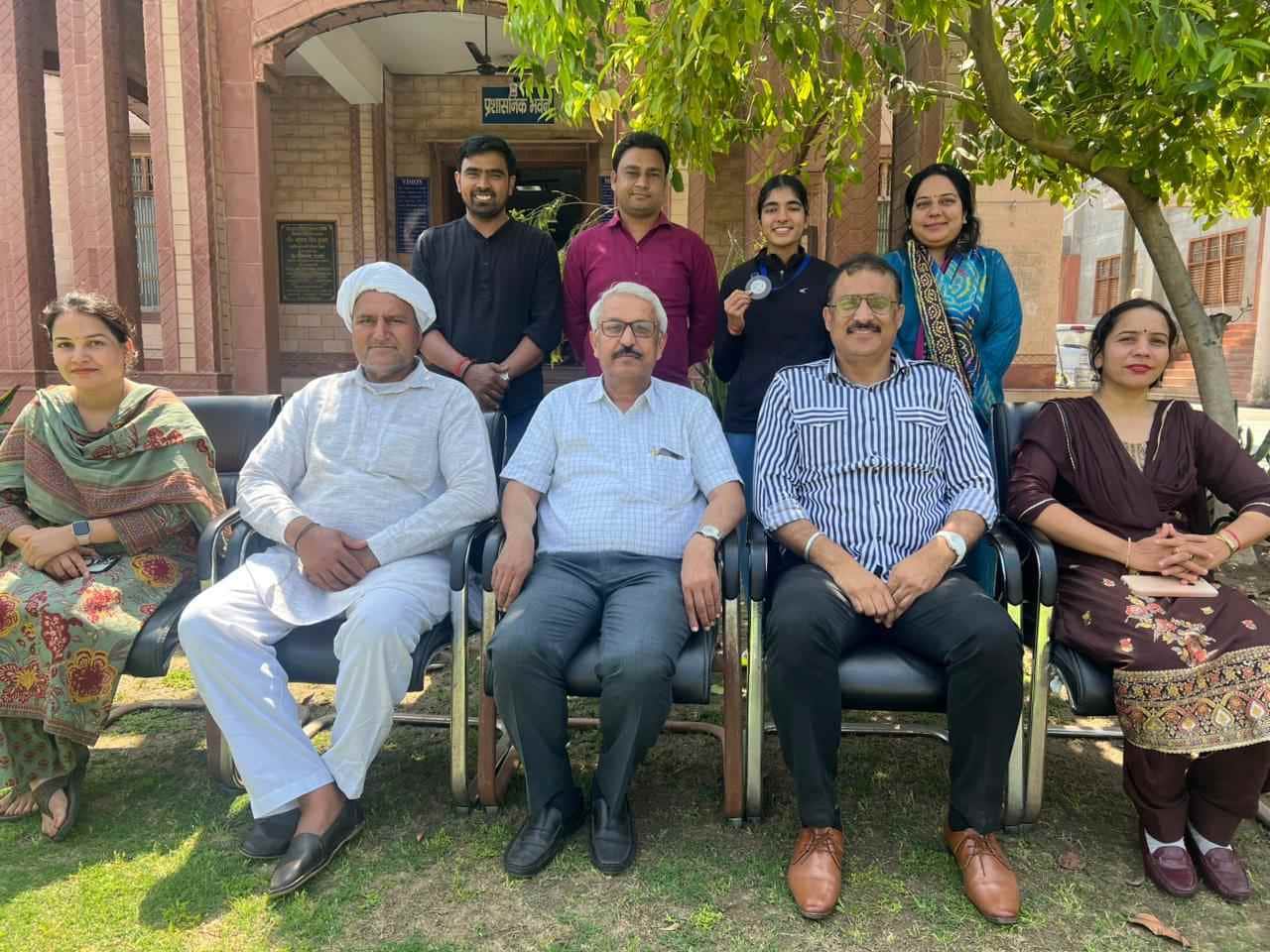 27-गौड़ ब्राह्मण डिग्री कॉलेज में विजेता खिलाड़ी तनिषा का स्वागत करते हुए प्राचार्य डॉ. जयपाल श