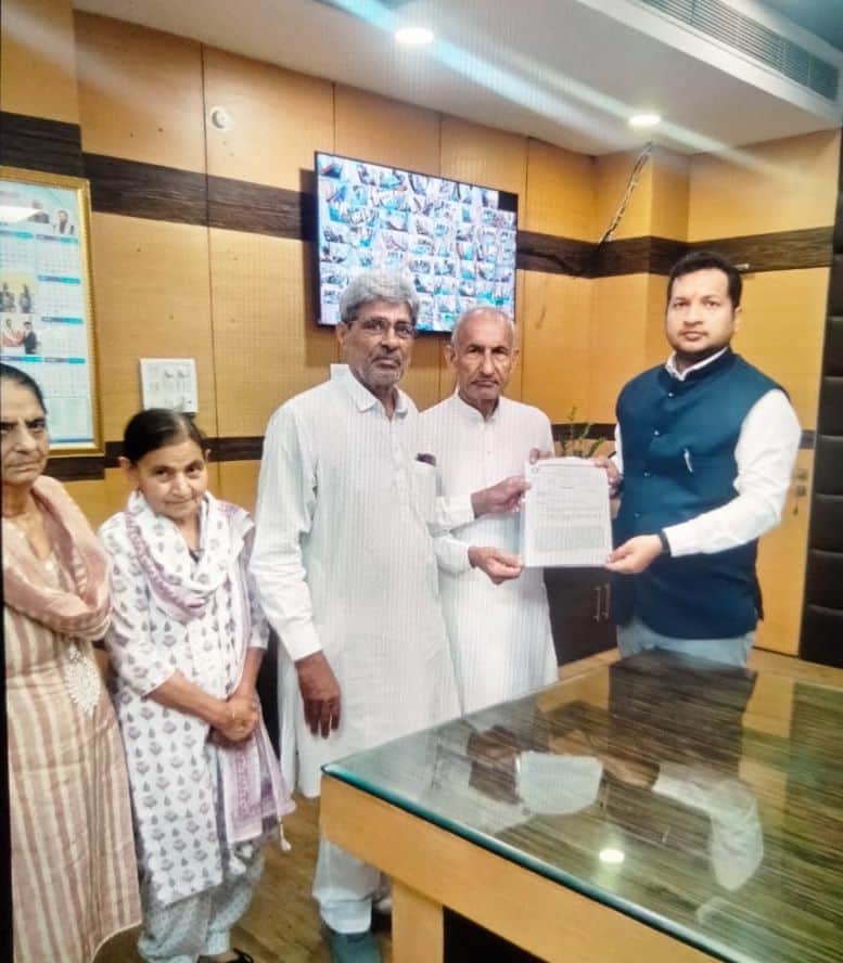 28-रोहतक के लघु सचिवालय में उपायुक्त सचिन गुप्ता को मांगपत्र सौंपते स्टेट पेंशनर्स समाज पदाधिक