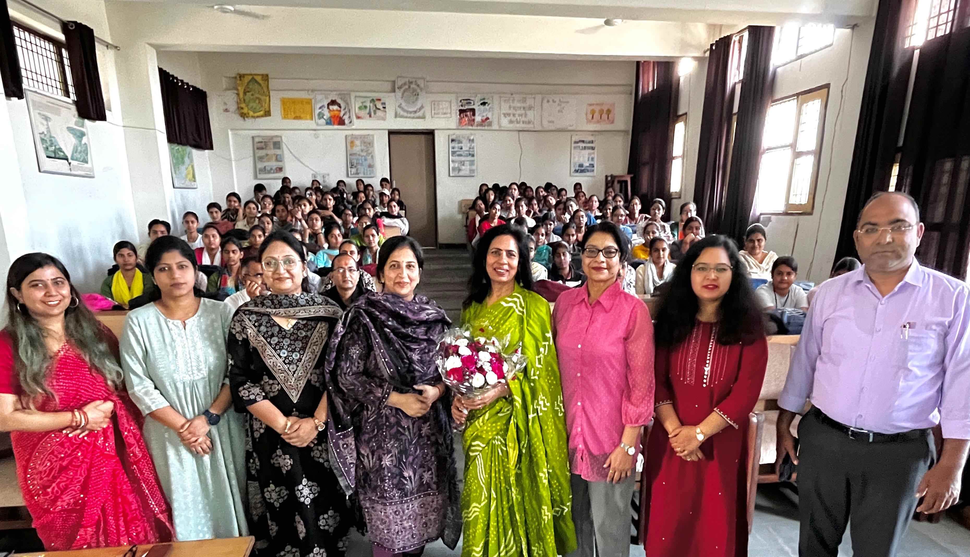 29-राजकीय महिला महाविद्यालय में सतत मशरूम खेती की कार्यशाला के मुख्य अतिथि डॉ. अंजू, डॉ. पूर्ण