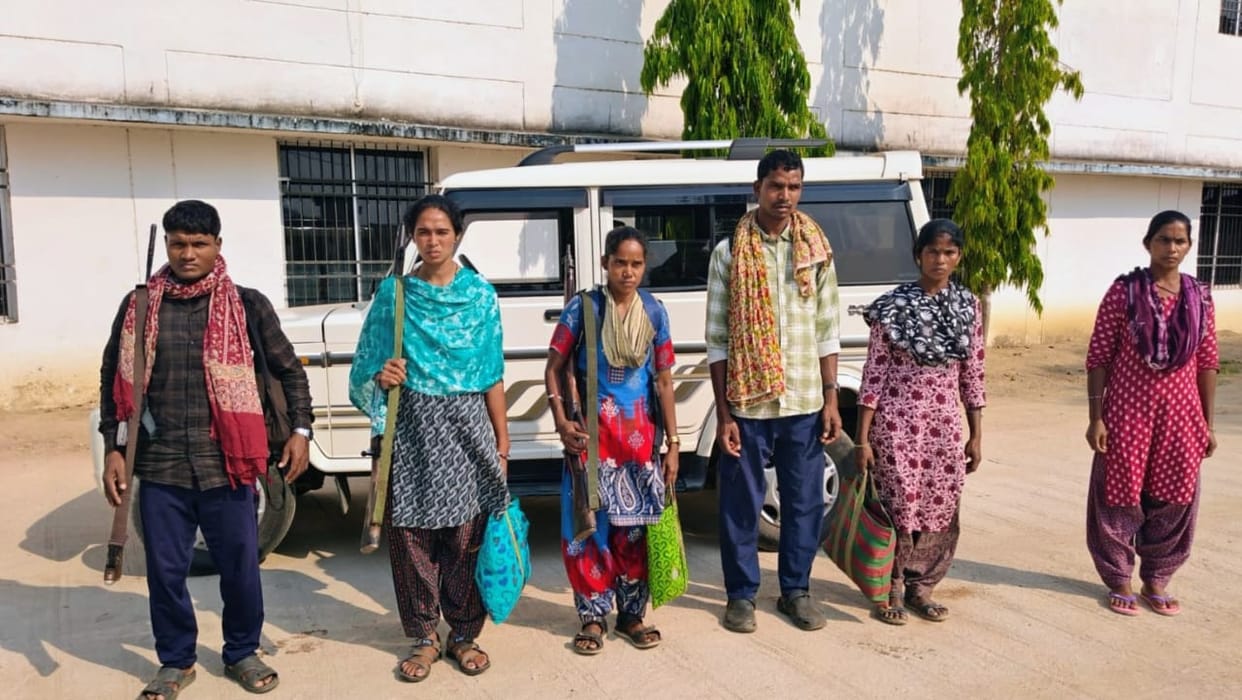 Six Naxalites including four women surrendered before Kanker police in Jagdalpur