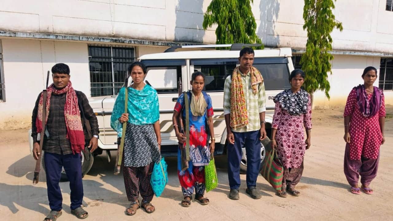 आत्मसमर्पण करते नक्सली