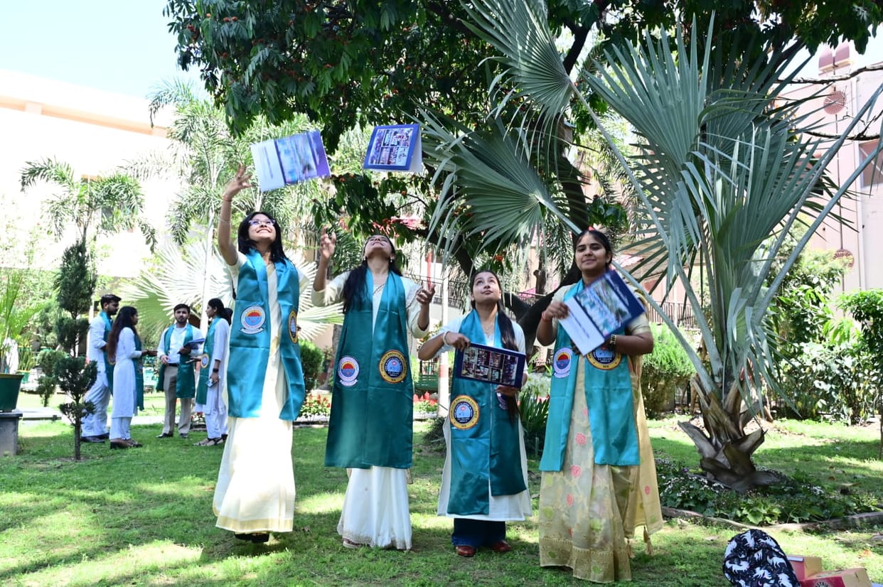 286 students received degrees at the convocation, including 170 girls.
