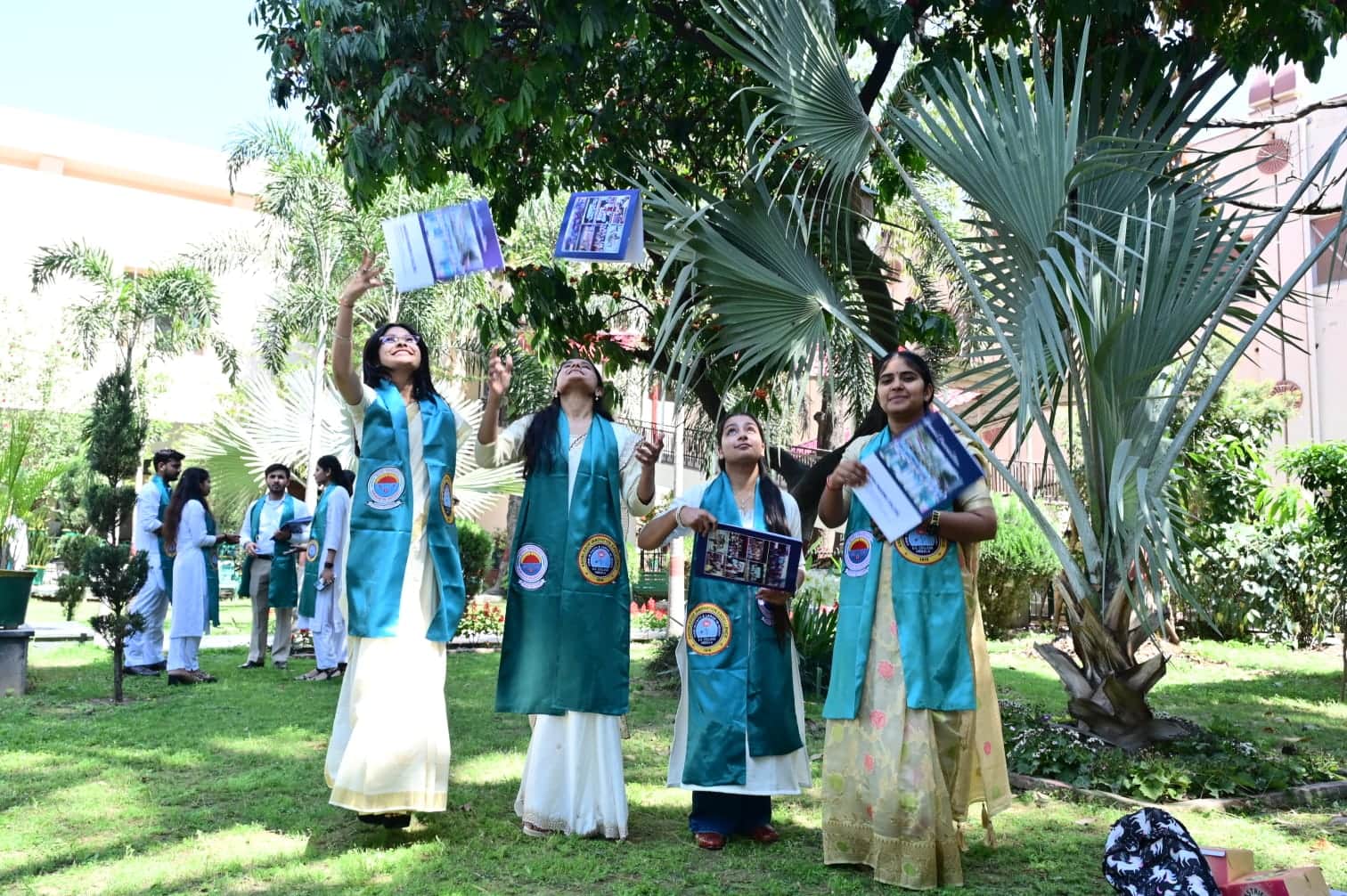 अंबाला छावनी के एसडी कॉलेज में आयोजित दीक्षांत समारोह में डिग्री मिलने के बाद खुशी जाहिर करती छ