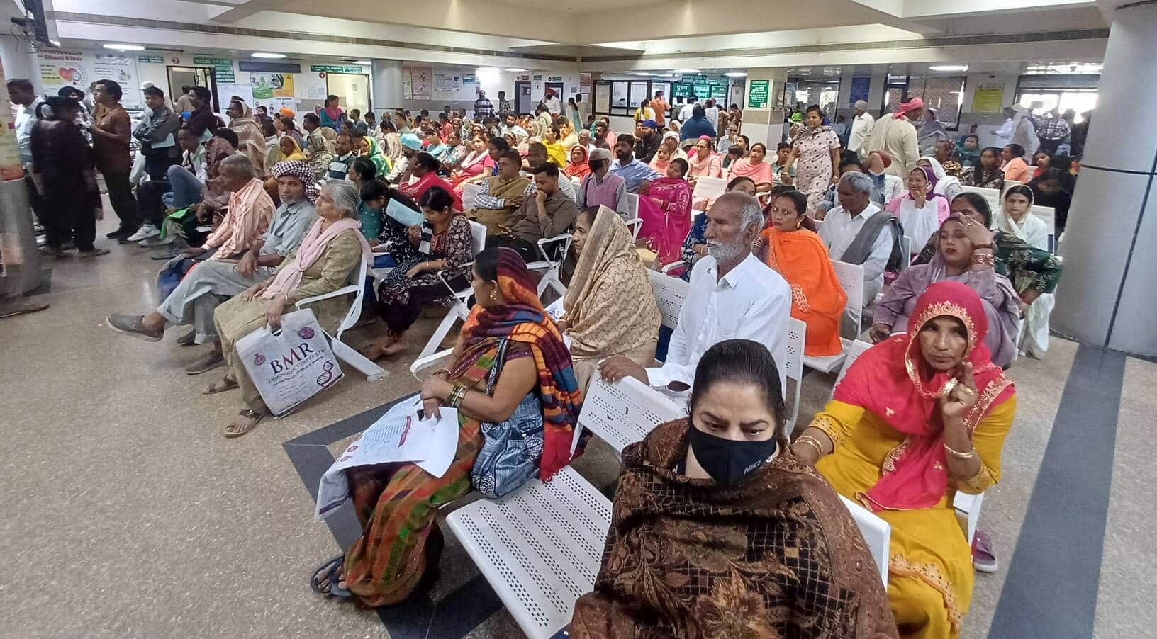 अंबाला छावनी के नागरिक अस्पताल में अपनी बारी का इंतजार करते मरीज और तिमारदार। संवाद