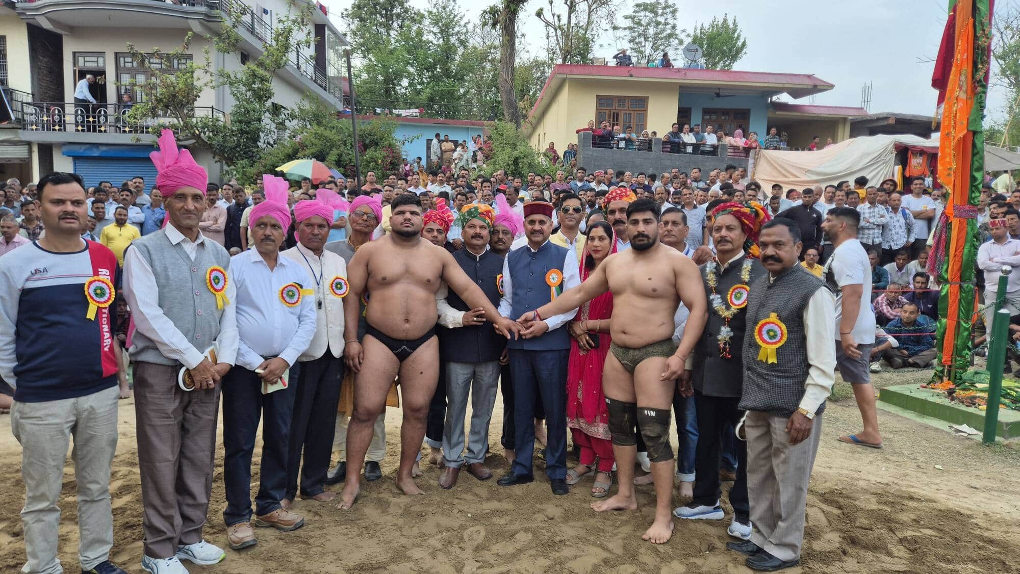 अबदुललापुर में विजेता पहलवानों को सम्मानित करते विधायक पवन काजल। आयोजक