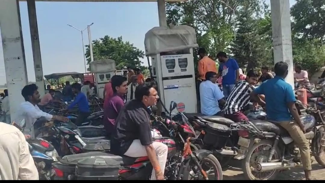 Rumors Swell Crowds; Petrol Pumps Run Dry