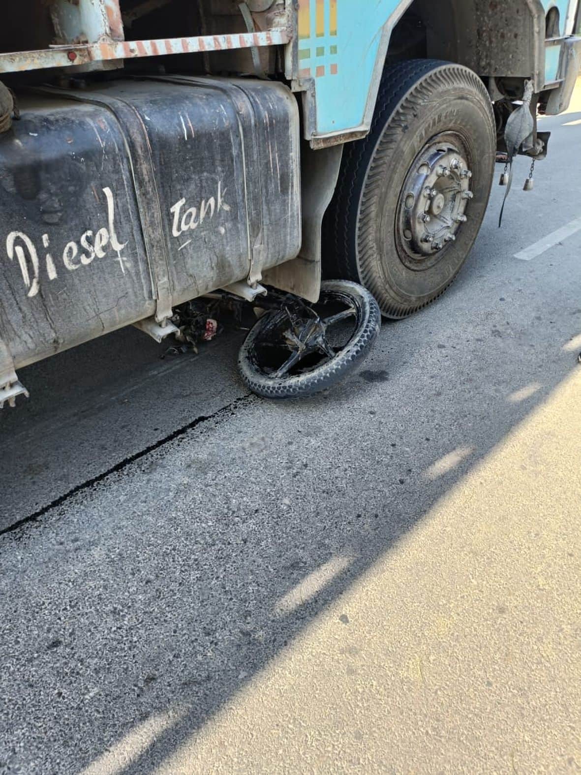 अखंडनगर के पौधनरामपुर के पास दुर्घटनाग्रस्त बाइक। स्रोत-सोशल मीडिया