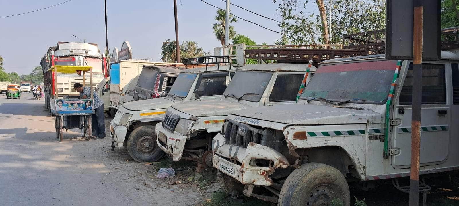 अलीनगर थाने के बाहर खड़ी कबाड़ गाड़ियां। संवाद